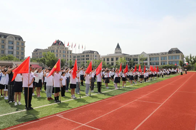 “紅領(lǐng)巾促成長，少先隊員心向黨”——新華公學(xué)新隊員入隊儀式